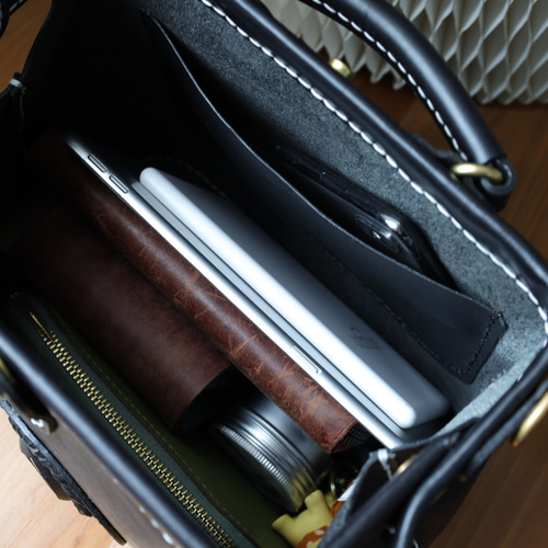 天然石×革の組み合わせ」大容量 がま口 本革手作りのレザーショルダー