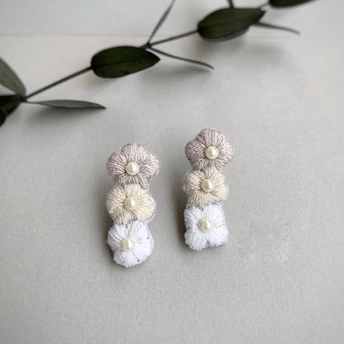 刺繍ピアス 刺繍イヤリング 【刺繍 お花 花】連なるお花のピアス