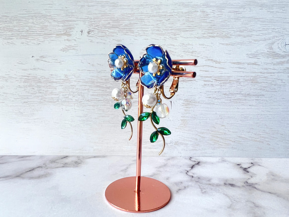涼しげな透明感、ブルーのお花　パールが揺れる　アメリカンブルーのイヤリング 5枚目の画像