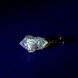 ～ブラックライトで蛍光する水晶～　マダガスカル産　オイルインクォーツのペンダント　2　ｋ14ＧＦ　天然石アクセサリー　 7枚目の画像