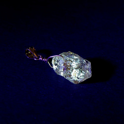 ～ブラックライトで蛍光する水晶～　マダガスカル産　オイルインクォーツのペンダント　2　ｋ14ＧＦ　天然石アクセサリー　 6枚目の画像