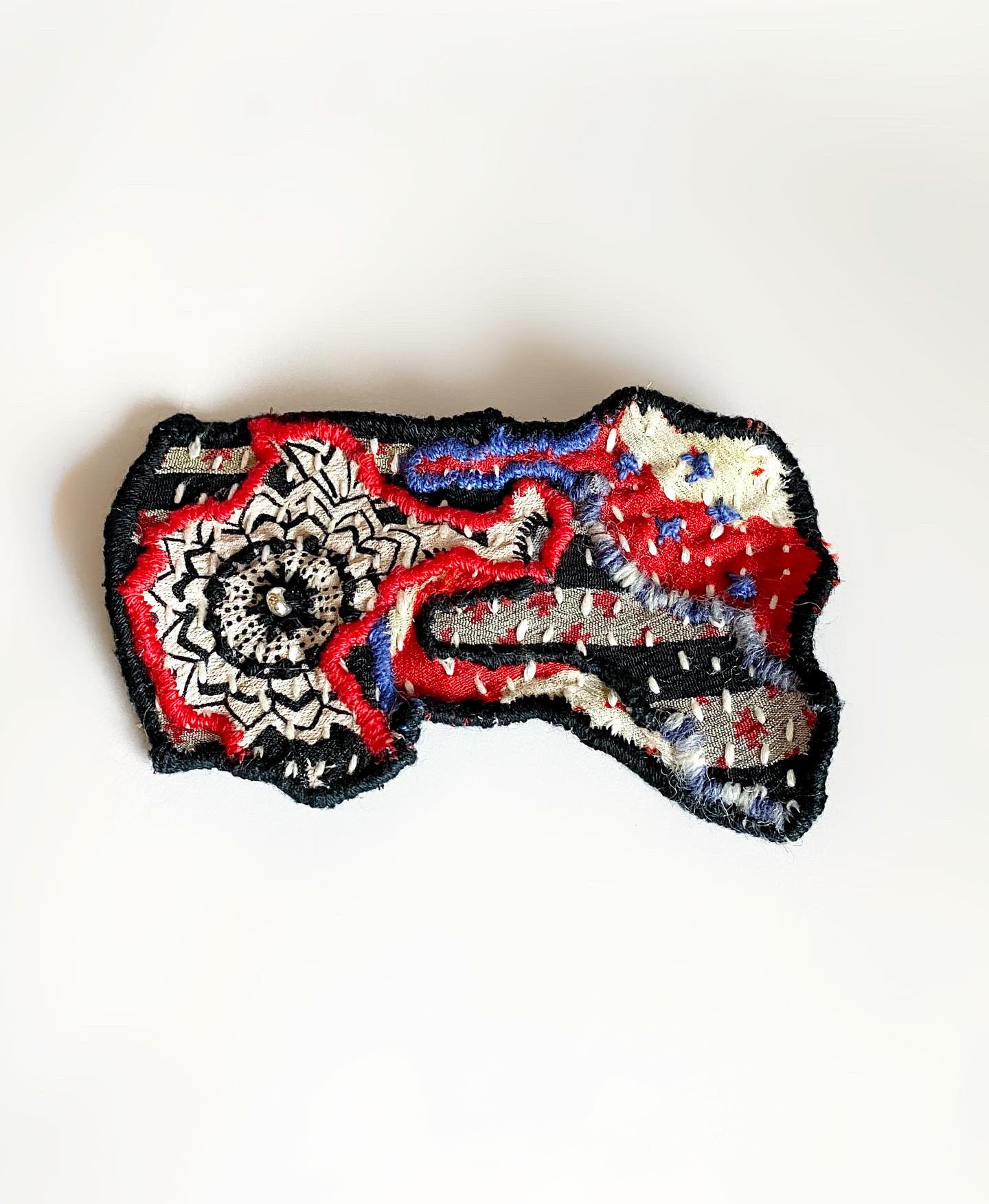 刺し子ブローチ(赤黒)