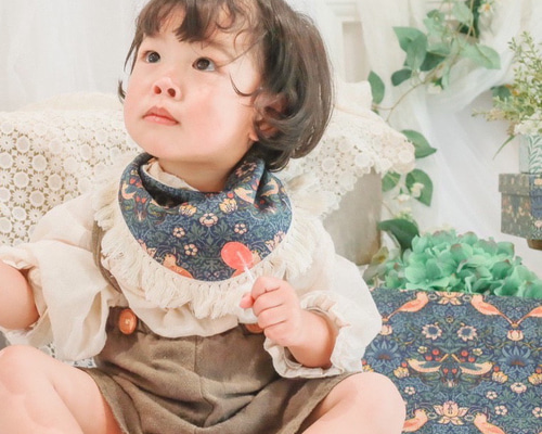 送料無料  紺色チェック襟×ライオン柄  襟付きスタイ 送料無料 紺色チェック襟×ライオン柄 襟付きスタイ