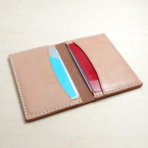【ハンドメイド】名刺サイズも入るヌメ革のカード6枚収納型マネークリップ 送料無料】無垢から育てるヌメ革のカード6枚+α収納型