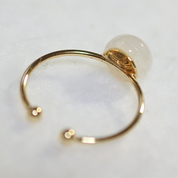 (1 件) 彩虹月光石手術不銹鋼戒指（8 毫米/均碼） 第2張的照片