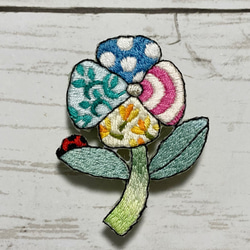 手刺繍オリジナルブローチ＊花と天道虫 1枚目の画像