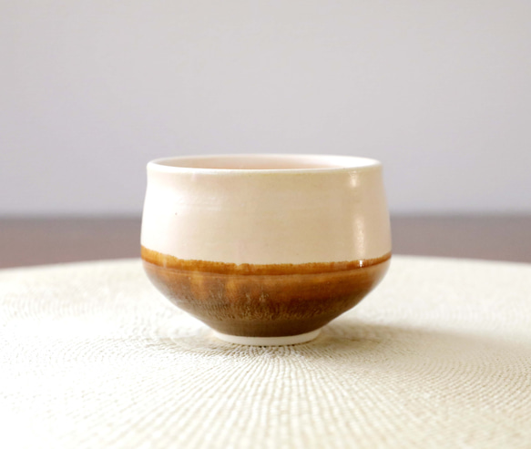 桜花窯変釉と黒茶の釉薬 ほっこりかけ分けお湯のみ 湯呑み