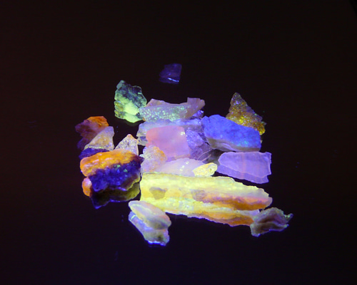 30628-11 北海道産出 ☆蛍光☆ (@_@) 磨き オパール原石 天然石 GEO