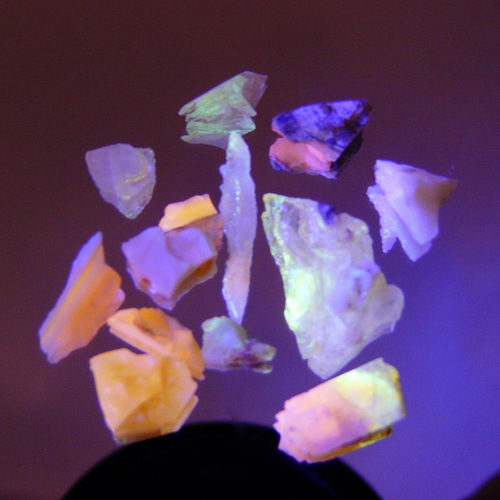 30628-14 北海道産出 ☆蛍光☆ (@_@) 磨き オパール原石 天然石 GEO