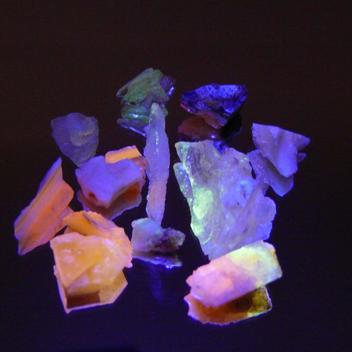 30628-14 北海道産出 ☆蛍光☆ (@_@) 磨き オパール原石 天然石 GEO