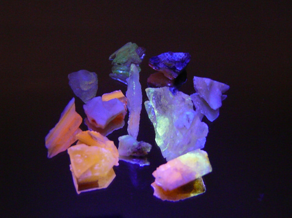 30628-14 北海道産出 ☆蛍光☆ (@_@) 磨き オパール原石 天然石 GEO