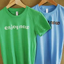 シンプルTシャツ　enjoy now　グラス　ベイビーブルー　水色　レディース　ロゴT 1枚目の画像