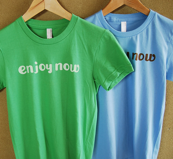 シンプルTシャツ　enjoy now　グラス　ベイビーブルー　水色　レディース　ロゴT 1枚目の画像