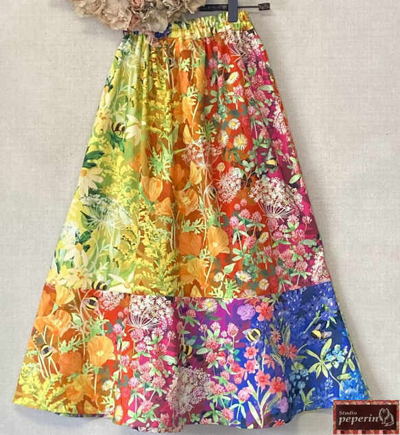 夏を楽しむ思いっきり華やかなスカート「Robin Pickensさんの美しいレインボーカラー」moda生地 2枚目の画像