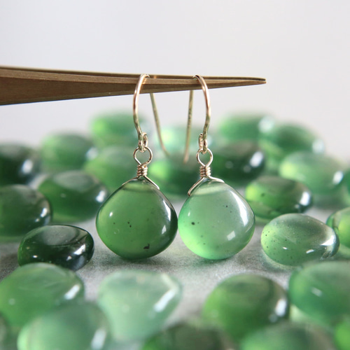 ☆最終半額セール☆サーペンティン AAA 小粒 14kgf 柳染色のピアス  