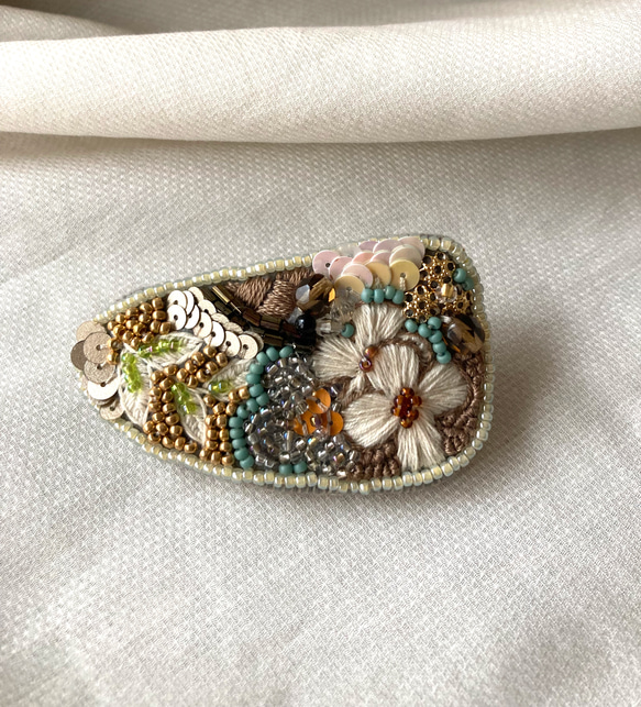 ビーズ&刺繍さんかくバレッタ　a 1枚目の画像