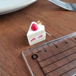 大きな苺のショートケーキのイヤリング・ピアス 4枚目の画像