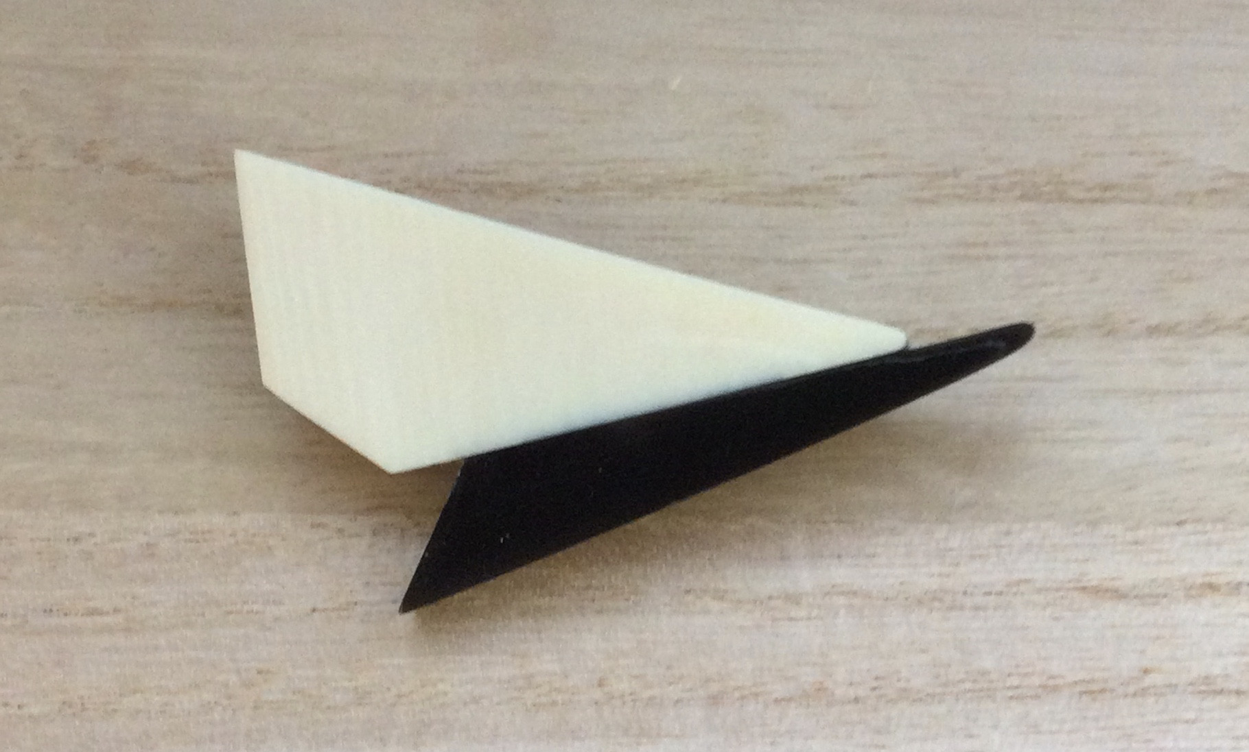 ★本象牙、黒水牛ブローチ　※A-21