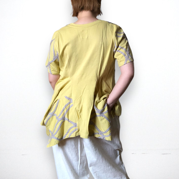 背中で揺れる裾が特徴アミアミフィッシュテールTシャツ綿カットソーLサイズ 5枚目の画像