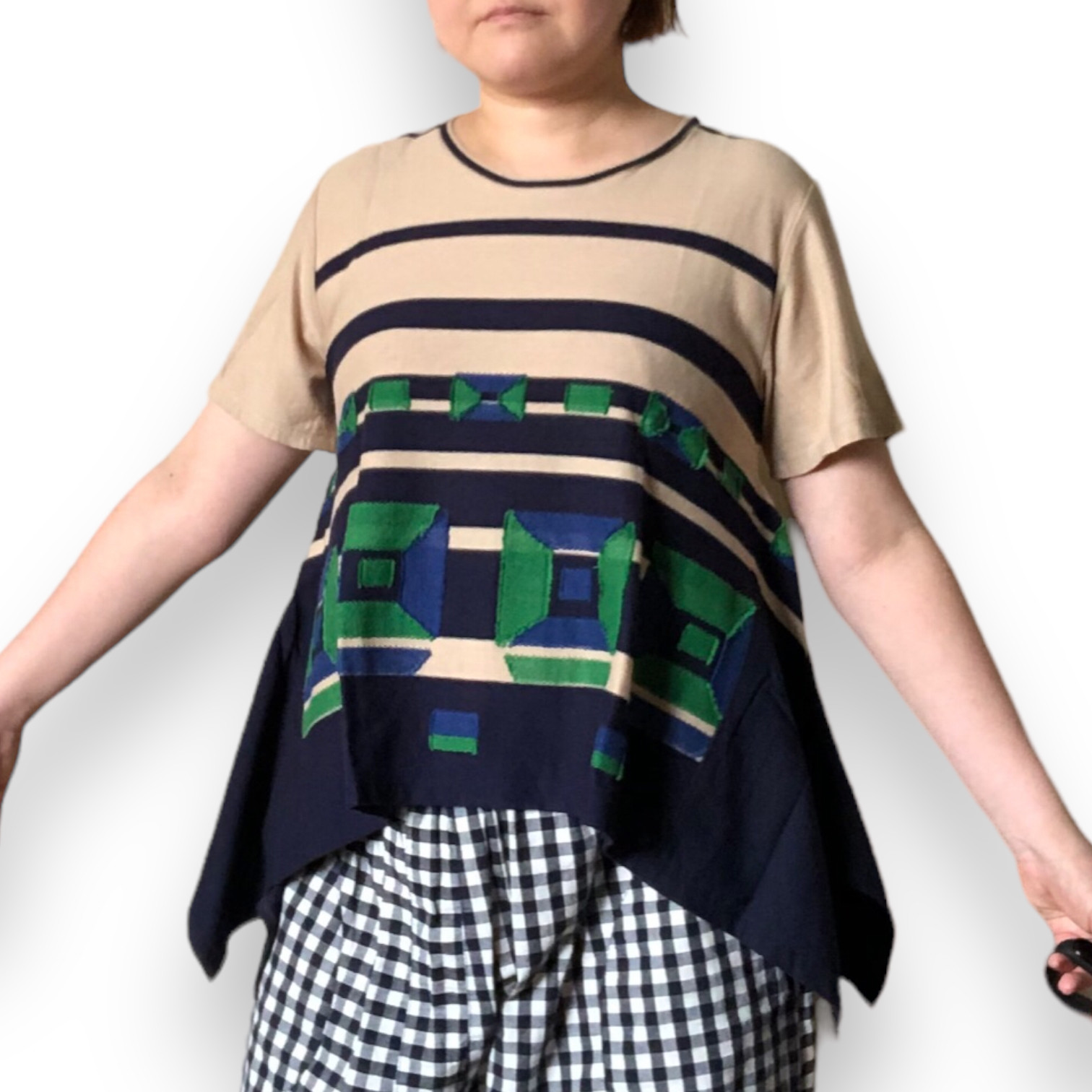 揺れる裾が特徴マルチボーダーレトロ柄フィッシュテールTシャツ綿カットソーMサイズ