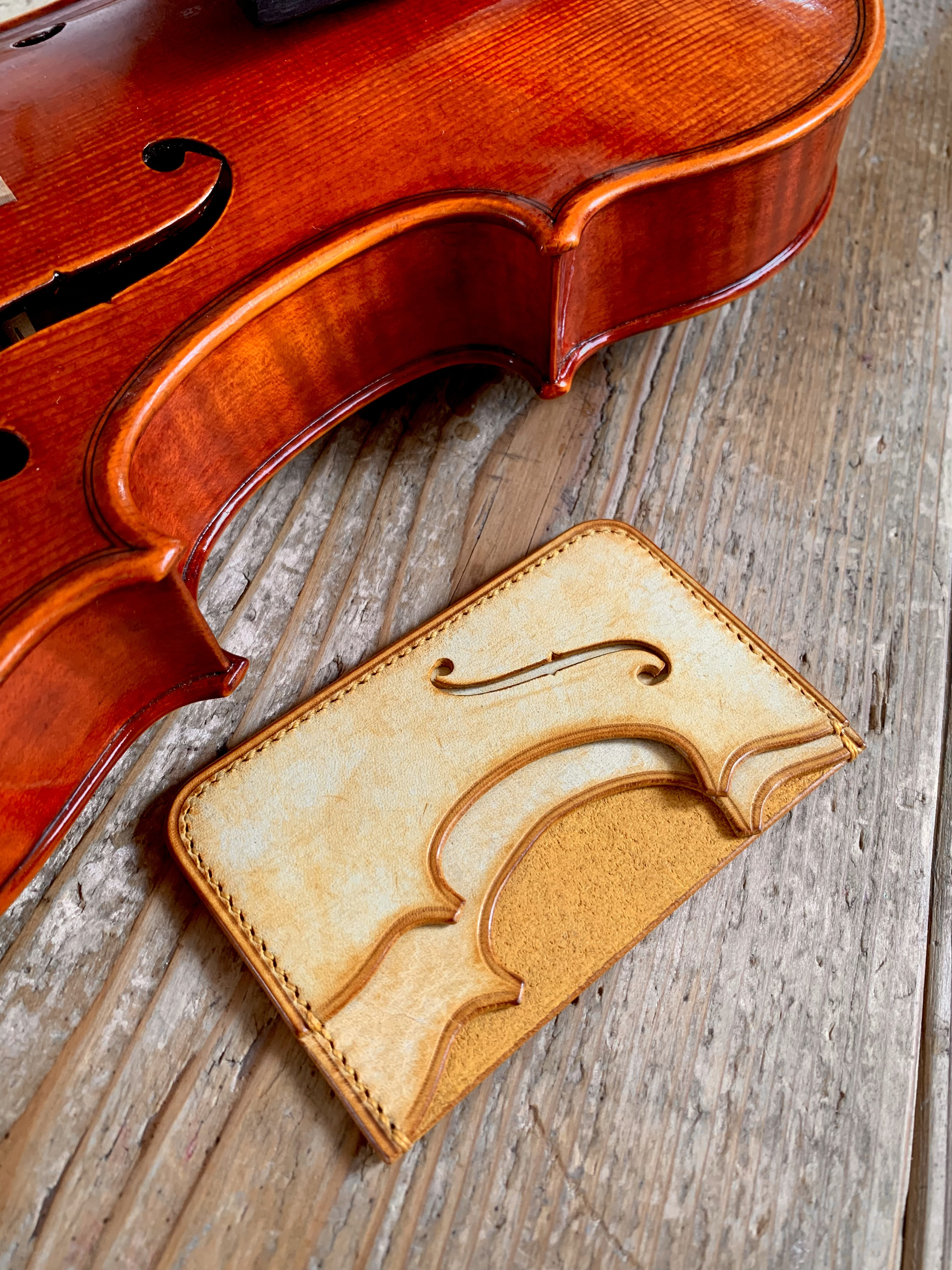 手縫いで創った革のパスケース『Flora - BOMSORI - Topolino 172』