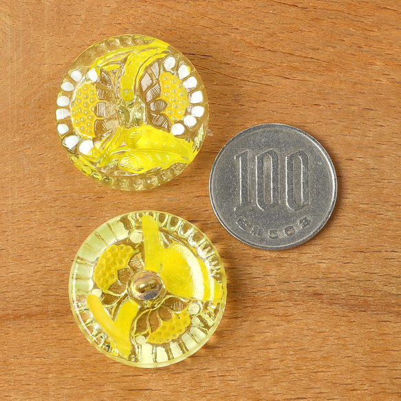 レモン色 ひまわりのガラスボタン 2.7cm 4枚目の画像
