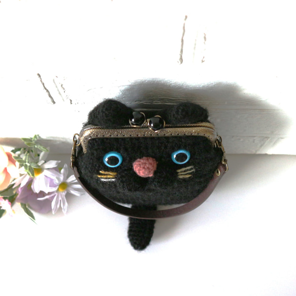手編みニットのかわいい黒猫ちゃんの　がま口のスマホポシェット 7枚目の画像