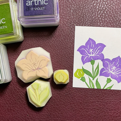 桔梗（キキョウ）の花・蕾・葉の消しゴムはんこ（持ち手つき）＆押し方見本ミニカード 1枚目の画像