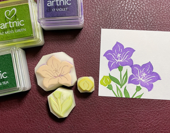 桔梗（キキョウ）の花・蕾・葉の消しゴムはんこ（持ち手つき）＆押し方見本ミニカード 1枚目の画像