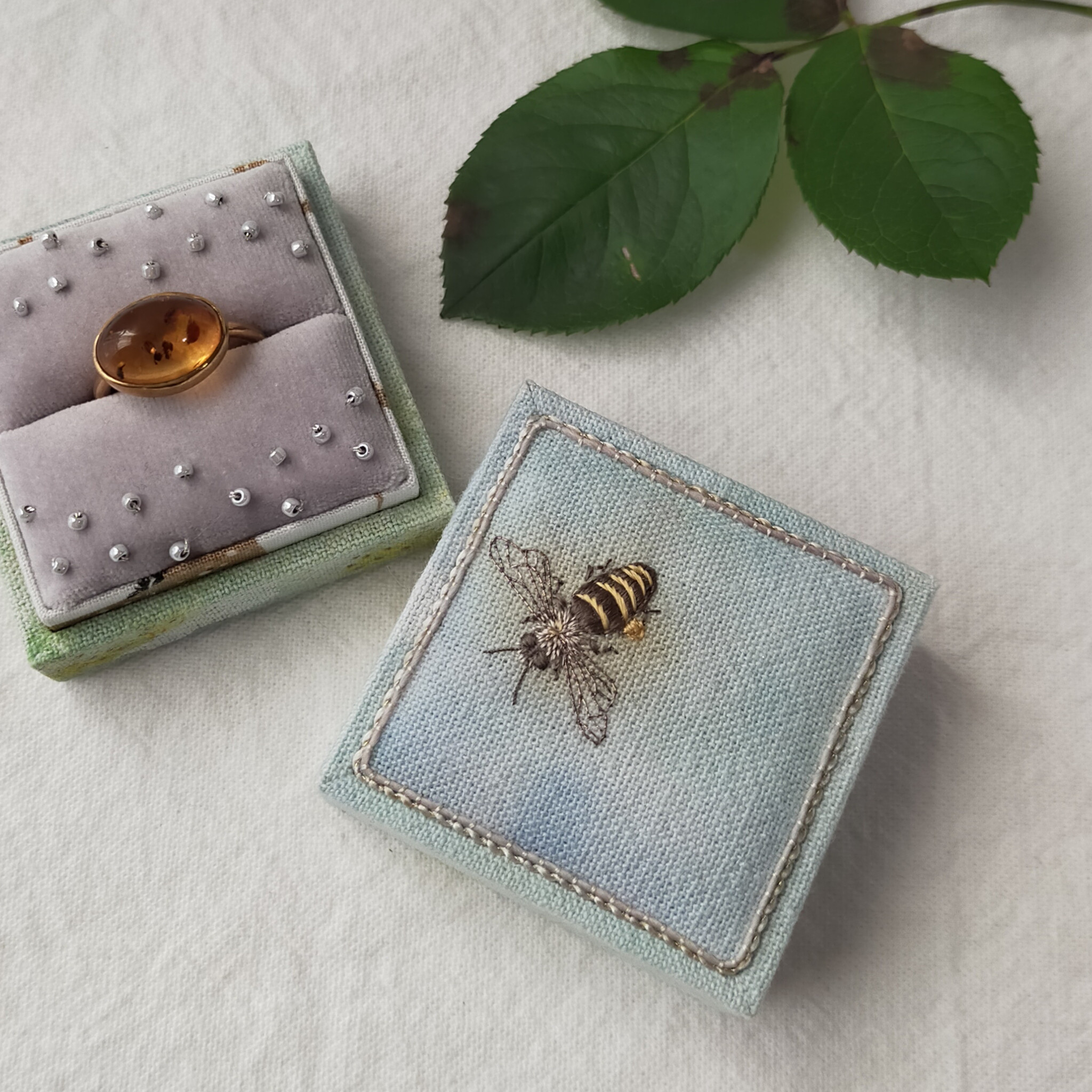 野ばらとミツバチの指輪入れ