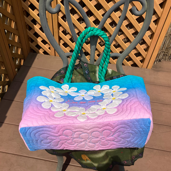 ハワイアンキルト　プルメリアの大きめトートバッグピンクグラデーションD受注製作 5枚目の画像