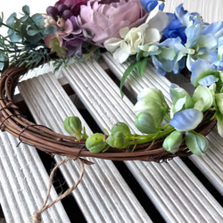 【送料無料】  くすみカラーの花々と鮮やかブルーのリース 6枚目の画像