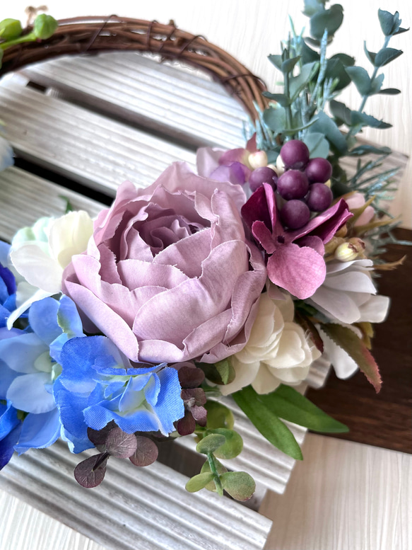 【送料無料】  くすみカラーの花々と鮮やかブルーのリース 4枚目の画像