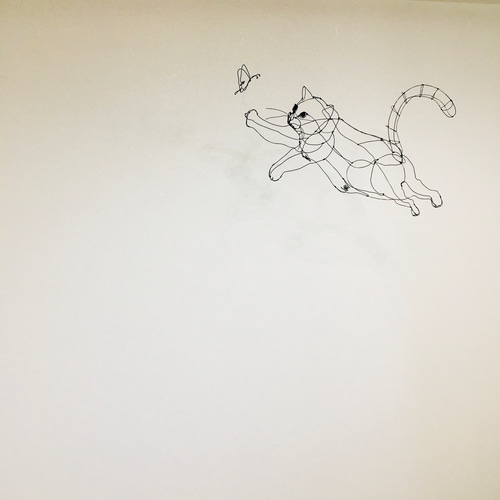 猫と 蝶々　ワイヤーアート　ワイヤークラフト 猫　立体　自立型