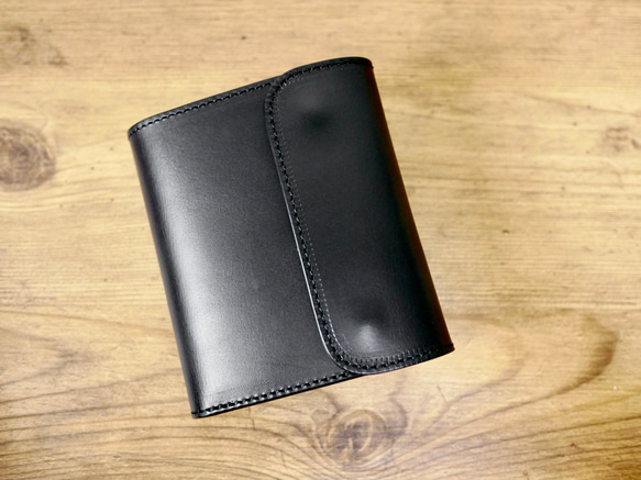 イタリアンレザーのコンパクトなお財布　ポケットウォレット　ブラック 1枚目の画像