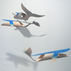 親子クジラのモビール　青のグラデーション仕上げ　海　木製 3枚目の画像