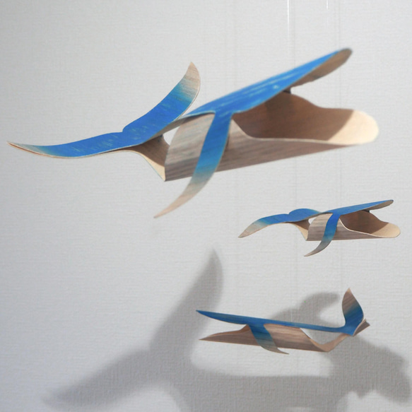 親子クジラのモビール　青のグラデーション仕上げ　海　木製 6枚目の画像