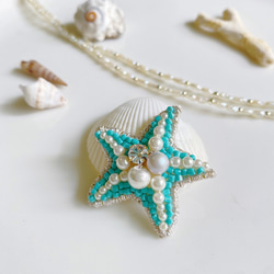 ヒトデのキラキラ夏刺繍ブローチ（ターコイズブルー）⭐︎夏の贈り物に　海のいきものブローチ 1枚目の画像