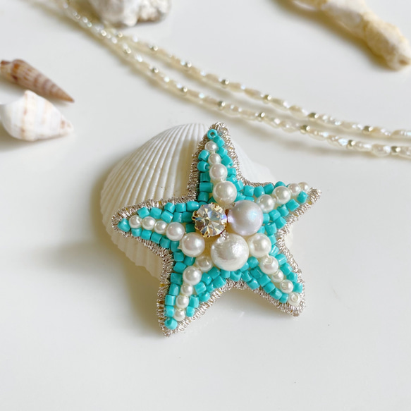 ヒトデのキラキラ夏刺繍ブローチ（ターコイズブルー）⭐︎夏の贈り物に　海のいきものブローチ 2枚目の画像