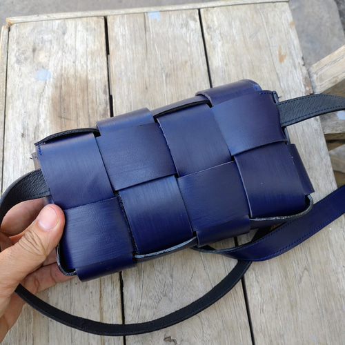 ハンドメイド　ボディバッグ　ヌメ本革　ネイビー　クリーマー　★新品／未使用品★ fit=scale-down,w=1200