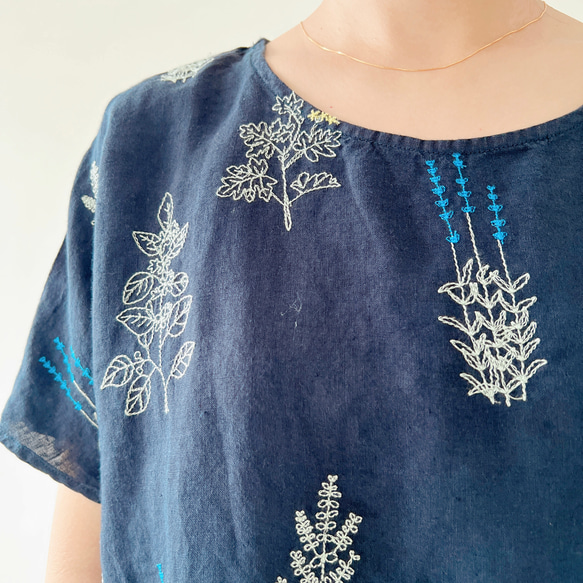 【夏の支度】100%リネンドルマン袖ブラウス*清楚な花柄刺繍*夏らしい雰囲気～ネイビー*T-99 W 8枚目の画像