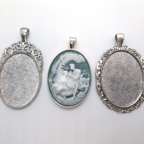 蓄光タイプ アンティークなデザインのカメオ風アクセサリー(お