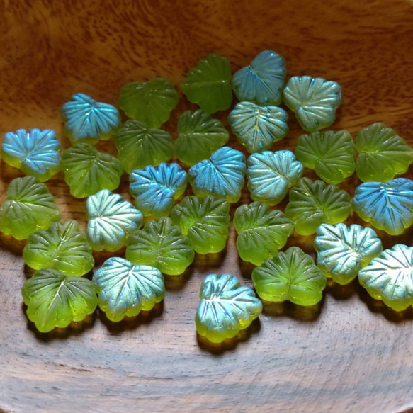 mapleリーフ チェコグラス マットグリーンAB 10個 ビーズ jsmaria 通販｜Creema(クリーマ)