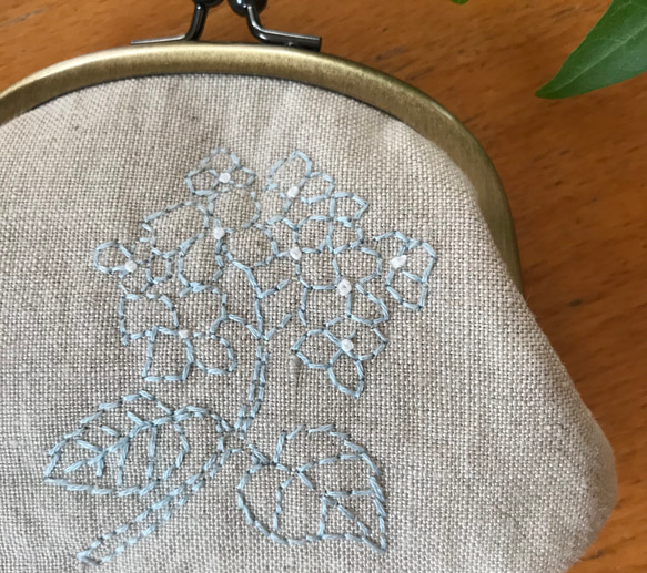 紫陽花　ボタニカル　手刺繍　リネンのがま口　 2枚目の画像