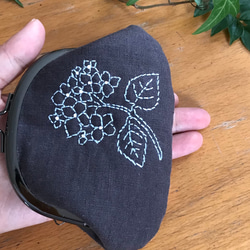 紫陽花　ボタニカル　手刺繍　リネンのがま口　 4枚目の画像