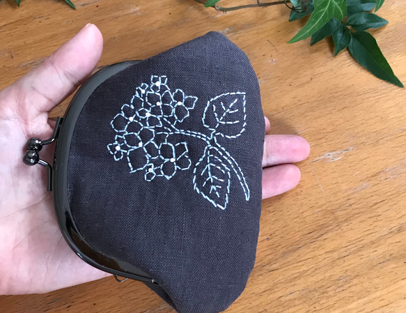 紫陽花　ボタニカル　手刺繍　リネンのがま口　 4枚目の画像