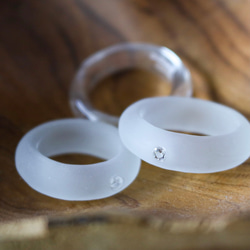 マット レジン 指輪　クリアリング 木製ケース レジンの指輪 半透明　ジルコニア　指輪のプレゼント 4枚目の画像