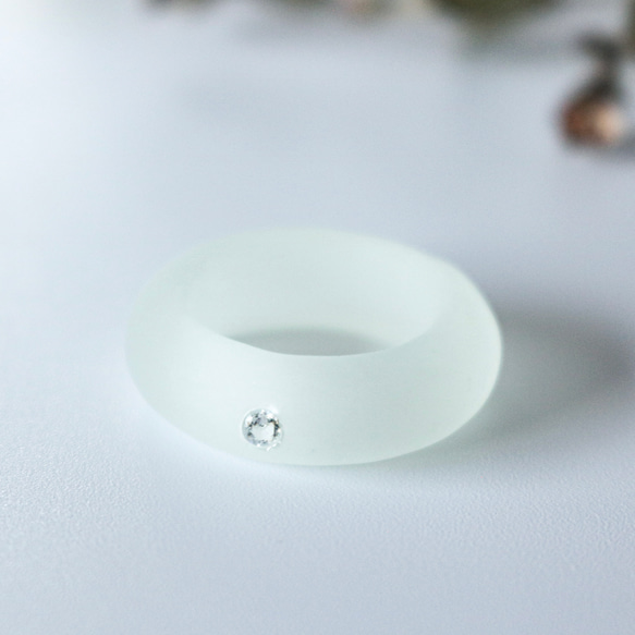 マット レジン 指輪　クリアリング 木製ケース レジンの指輪 半透明　ジルコニア　指輪のプレゼント 5枚目の画像
