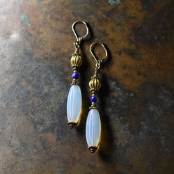 古董蛋白石玻璃、黃銅珠和青金石耳環 第2張的照片