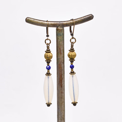 古董蛋白石玻璃、黃銅珠和青金石耳環 第6張的照片